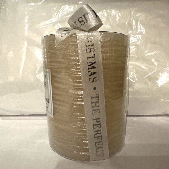 The Perfect Christmas Candle Frosted Cranberry Scented 4” Burns 70 Hours SEALED - Picture 4 of 7